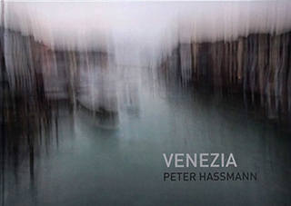 Titelseite des Kunstbuchs "Venezia" von Peter Hassmann